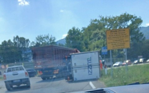 Furgone ribaltato a Calolziocorte, traffico rallentato