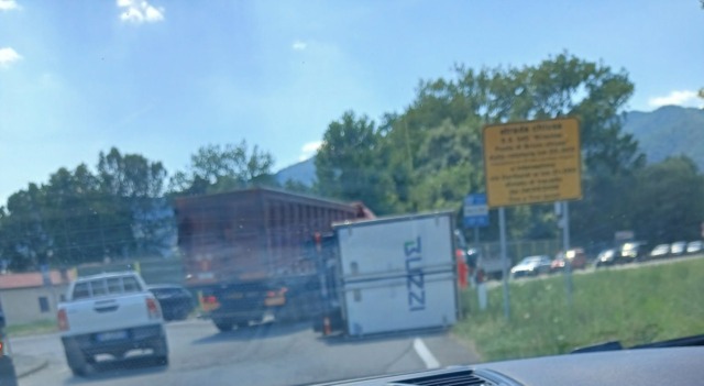 Furgone ribaltato a Calolziocorte, traffico rallentato