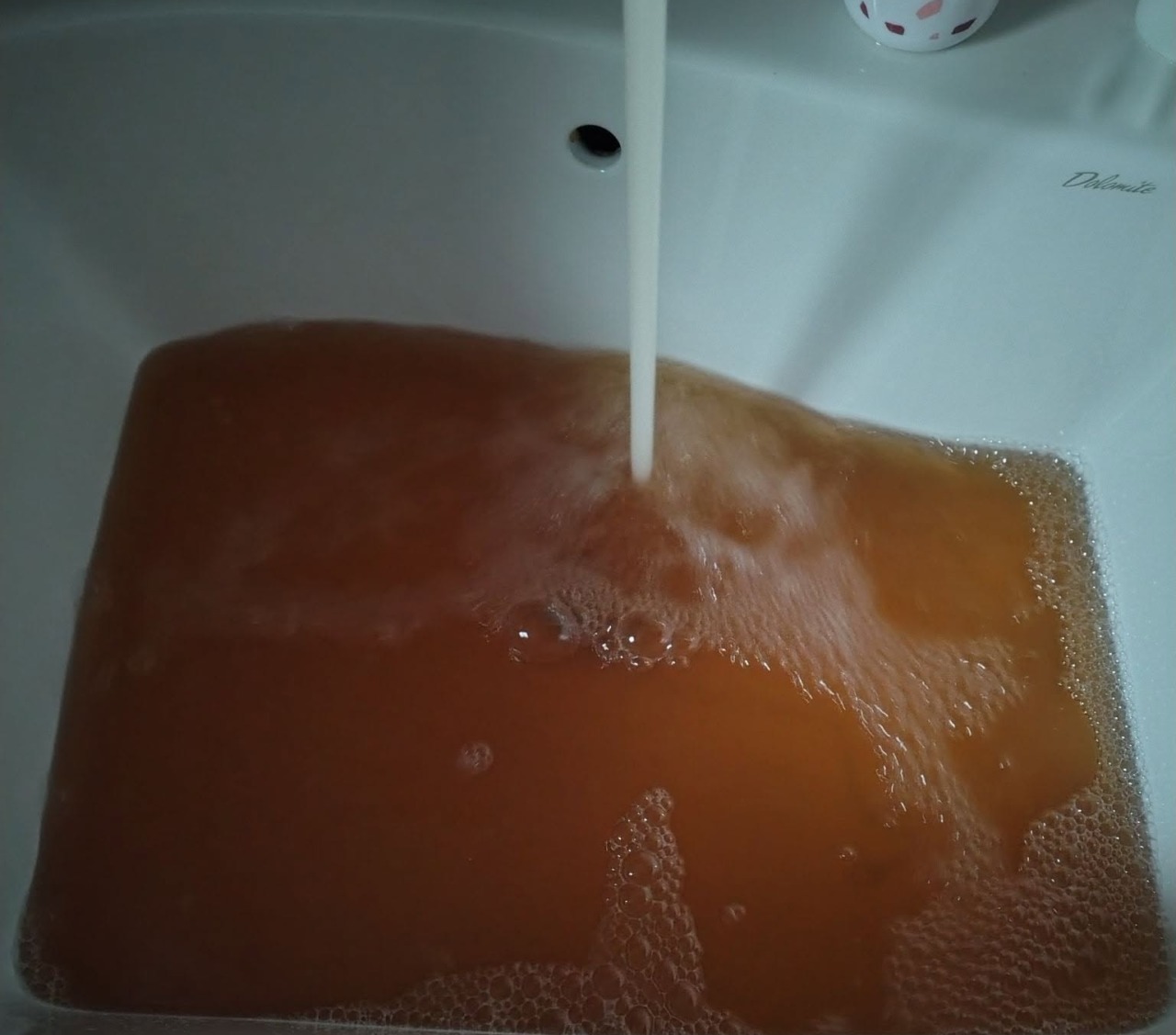 Acqua torbida dai rubinetti a Olginate: numerose segnalazioni in diverse zone del paese