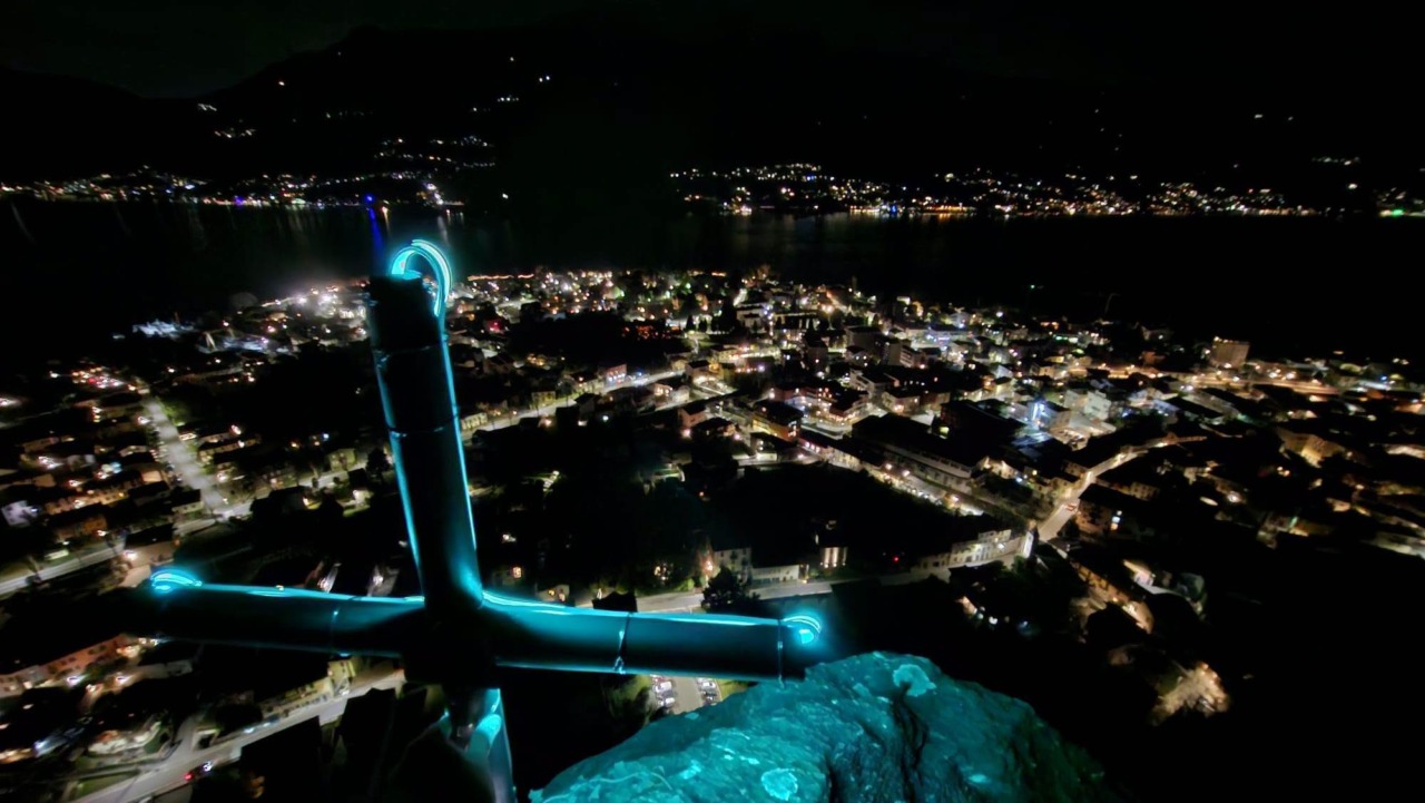 Dervio, la storica Croce di Pianezzo ora è illuminata: un nuovo simbolo che splende anche di notte