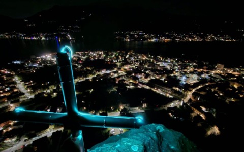 Dervio, la storica Croce di Pianezzo ora è illuminata: un nuovo simbolo che splende anche di notte
