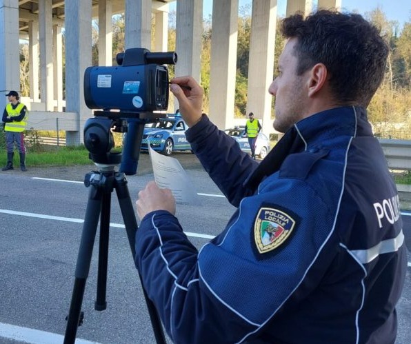 Autovelox e multe nel Lecchese: oltre 6 milioni di euro di incassi, ma il nuovo decreto rischia di fermare quasi tutti i rilevatori