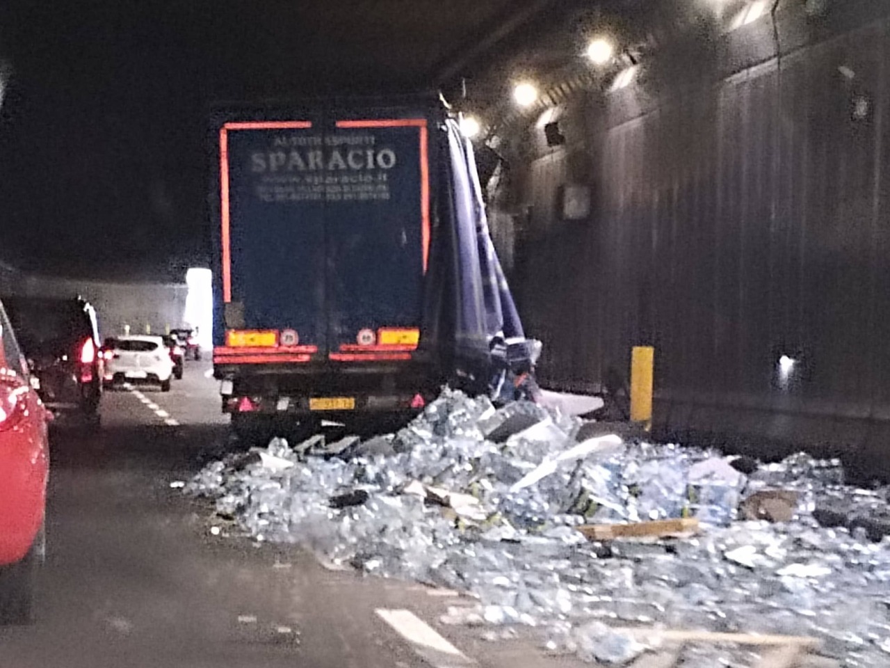 Camion perde il carico nell’attraversamento di Lecco, chiuso un tratto della SS36