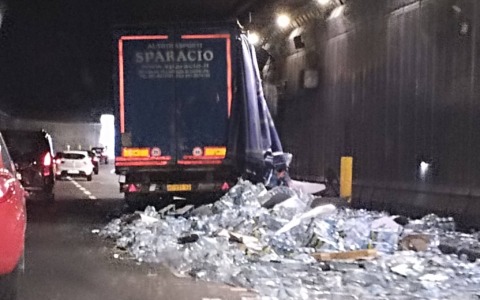 Camion perde il carico nell’attraversamento di Lecco, chiuso un tratto della SS36