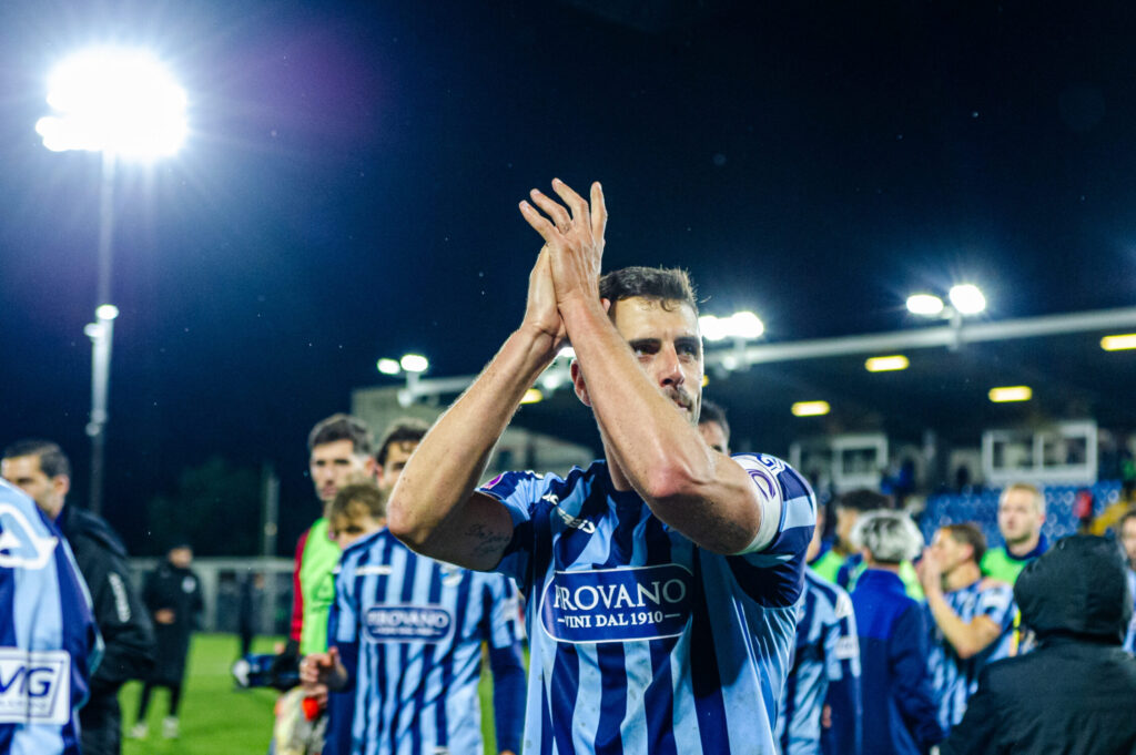 Calcio Lecco, il capitano Matteo Battistini saluta i blucelesti: ceduto alla Reggiana