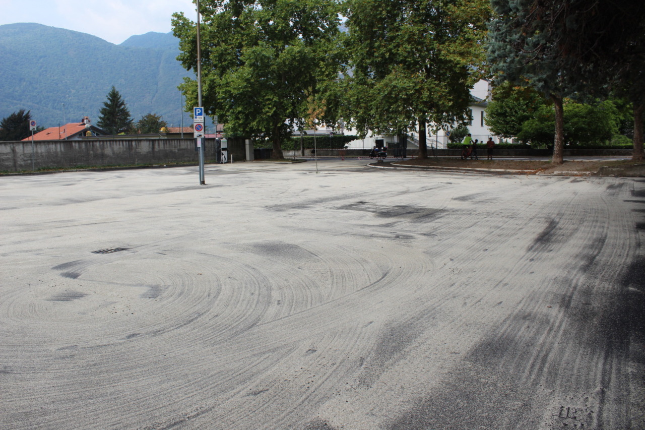 Mandello: conclusi i lavori di asfaltatura del parcheggio del cimitero, riaprirà domani