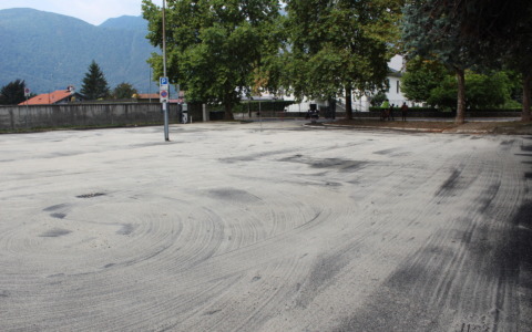 Mandello: conclusi i lavori di asfaltatura del parcheggio del cimitero, riaprirà domani