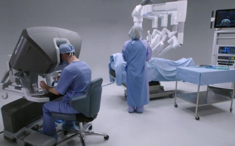 Lecco, debutta la chirurgia robotica: nuove strategie per i tumori al polmone