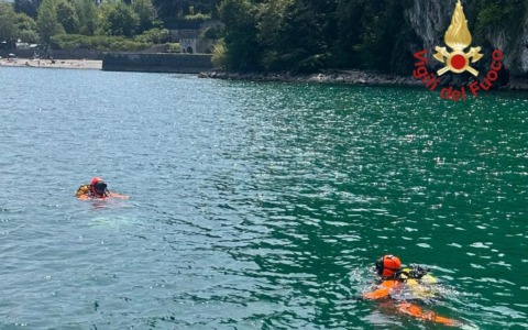 Si tuffa nel lago per salvare il figlio, perse le sue tracce