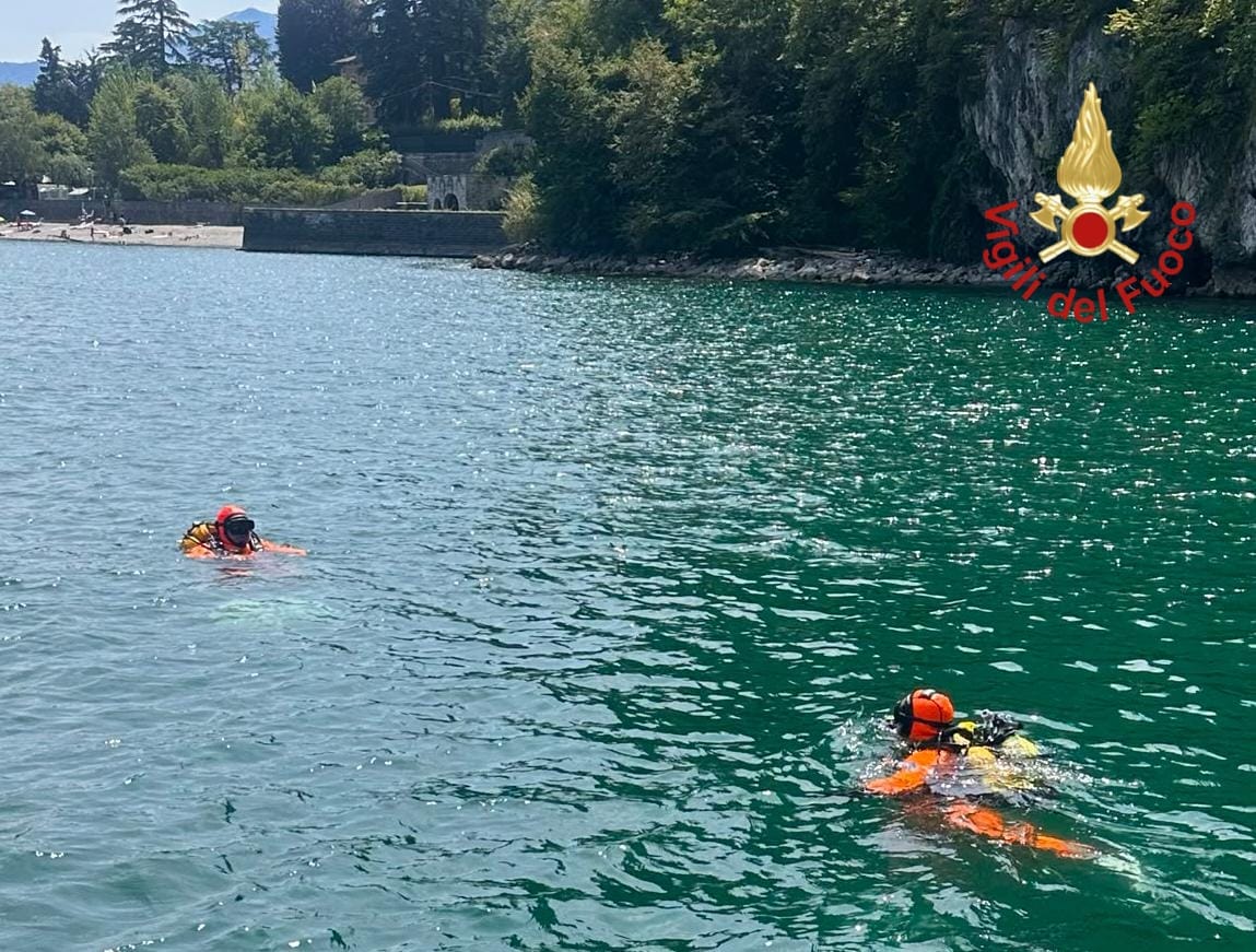 Si tuffa nel lago per salvare il figlio, perse le sue tracce