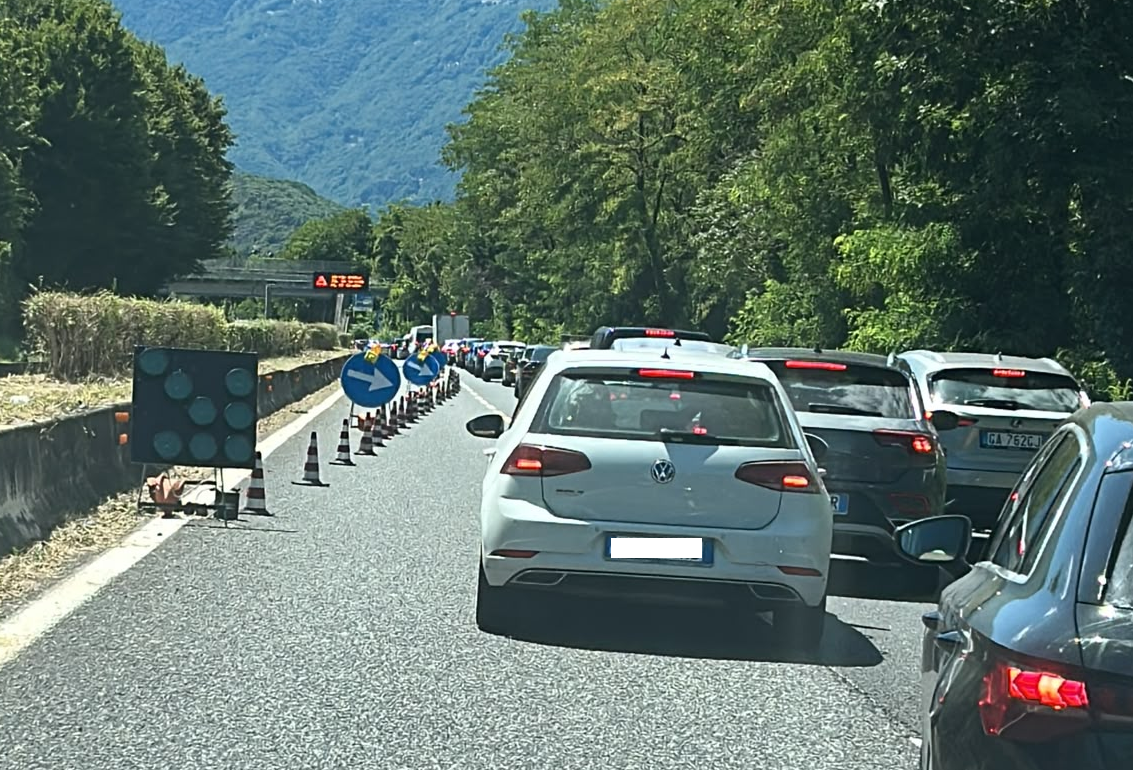 Piano anticode sulla Statale 36, qualcosa non funziona: corsie verso Lecco aperte in ritardo  e il traffico va in tilt