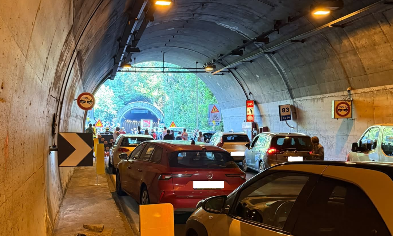 Incidente sulla Statale 36 a Colico: scontro tra auto e moto nella galleria Monte Piazzo, quattro persone coinvolte