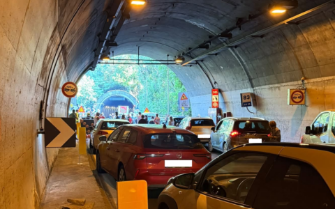 Incidente sulla Statale 36 a Colico: scontro tra auto e moto nella galleria Monte Piazzo, quattro persone coinvolte