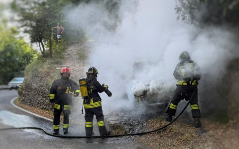 Paura per un’auto in fiamme a Torre de’ Busi