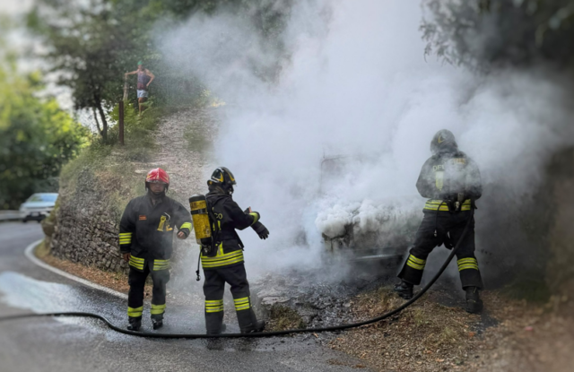 Paura per un’auto in fiamme a Torre de’ Busi