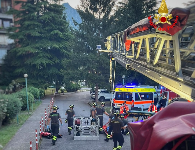 Lecco, soccorso urgente in via Fani: persona salvata con l’autoscala dei Vigili del Fuoco