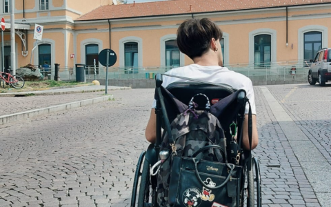 Lecco, stazione senza ascensori: il viaggio a ostacoli di Joele in carrozzina