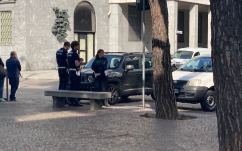 Lecco, controlli in piazza Garibaldi: quattro allontanamenti per comportamenti molesti