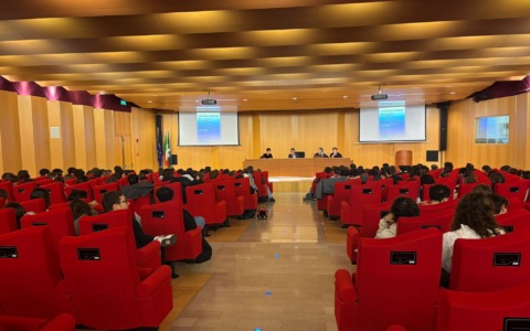 Gli studenti del liceo Leopardi a confronto con le guerre dimenticate: a Lecco l’incontro “Luci nelle tenebre”