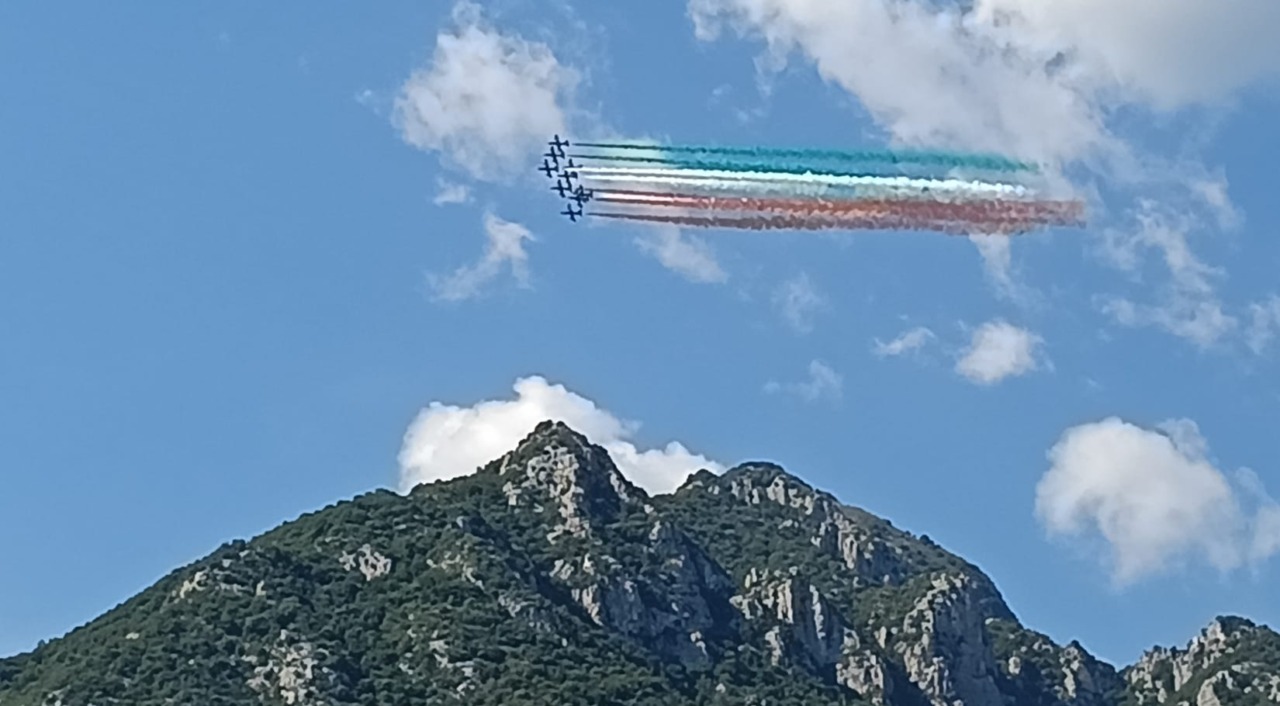 Le Frecce Tricolori incantano Lecco: il cielo si tinge di verde, bianco e rosso