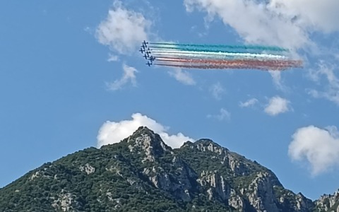 Le Frecce Tricolori incantano Lecco: il cielo si tinge di verde, bianco e rosso