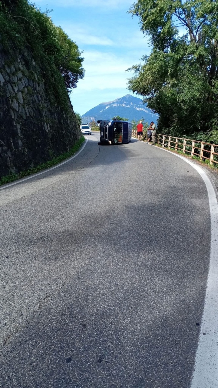 Sp 62, svincolo di Bellano: furgoncino si ribalta, traffico bloccato