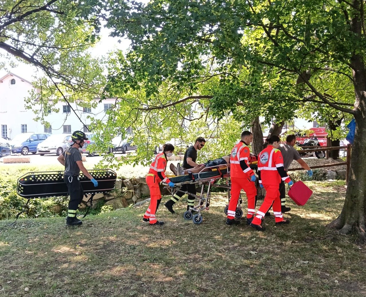 Cade nel torrente in secca e finisce in pronto soccorso per i traumi