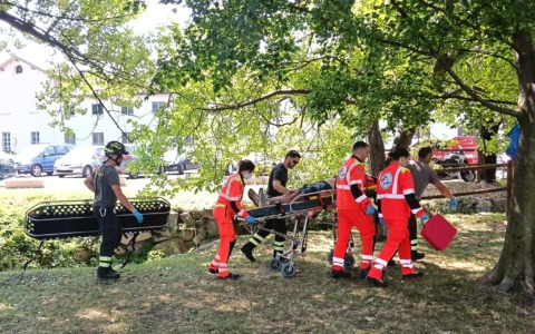 Cade nel torrente in secca e finisce in pronto soccorso per i traumi