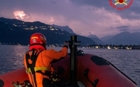 Parapendio precipitato nel lago: intervento dei Vigili del fuoco, ma era un falso allarme