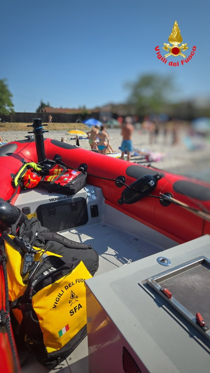 Bambino in difficoltà in acqua, il padre lo salva ma fatica a rientrare: soccorso dai Vigili del fuoco