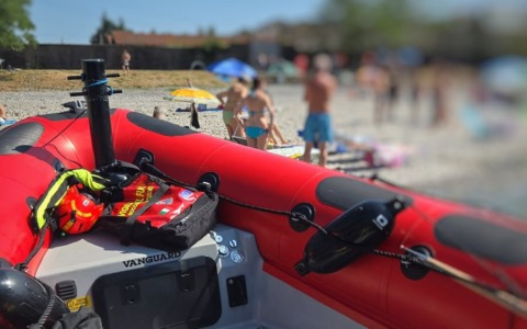Bambino in difficoltà in acqua, il padre lo salva ma fatica a rientrare: soccorso dai Vigili del fuoco