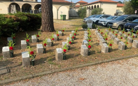 Civate, i cippi a ricordo dei Caduti rifioriscono grazie agli instancabili Alpini