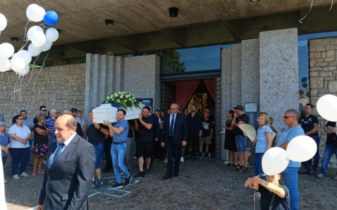 «Addio Christian»: Calolziocorte in lacrime per l’ultimo saluto al 18enne che ha commosso una comunità