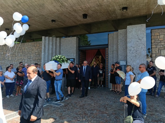 «Addio Christian»: Calolziocorte in lacrime per l’ultimo saluto al 18enne che ha commosso una comunità