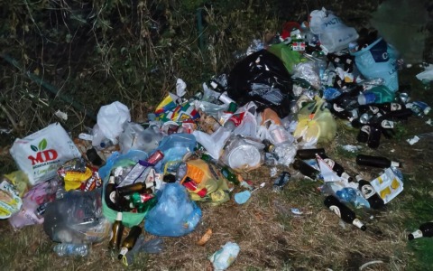 Vercurago, spiaggia invasa dai rifiuti: Plastic Free denuncia l’inciviltà e lancia un appello