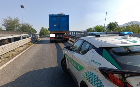 Lecco, camion in panne sulla rampa del Bione: traffico in tilt