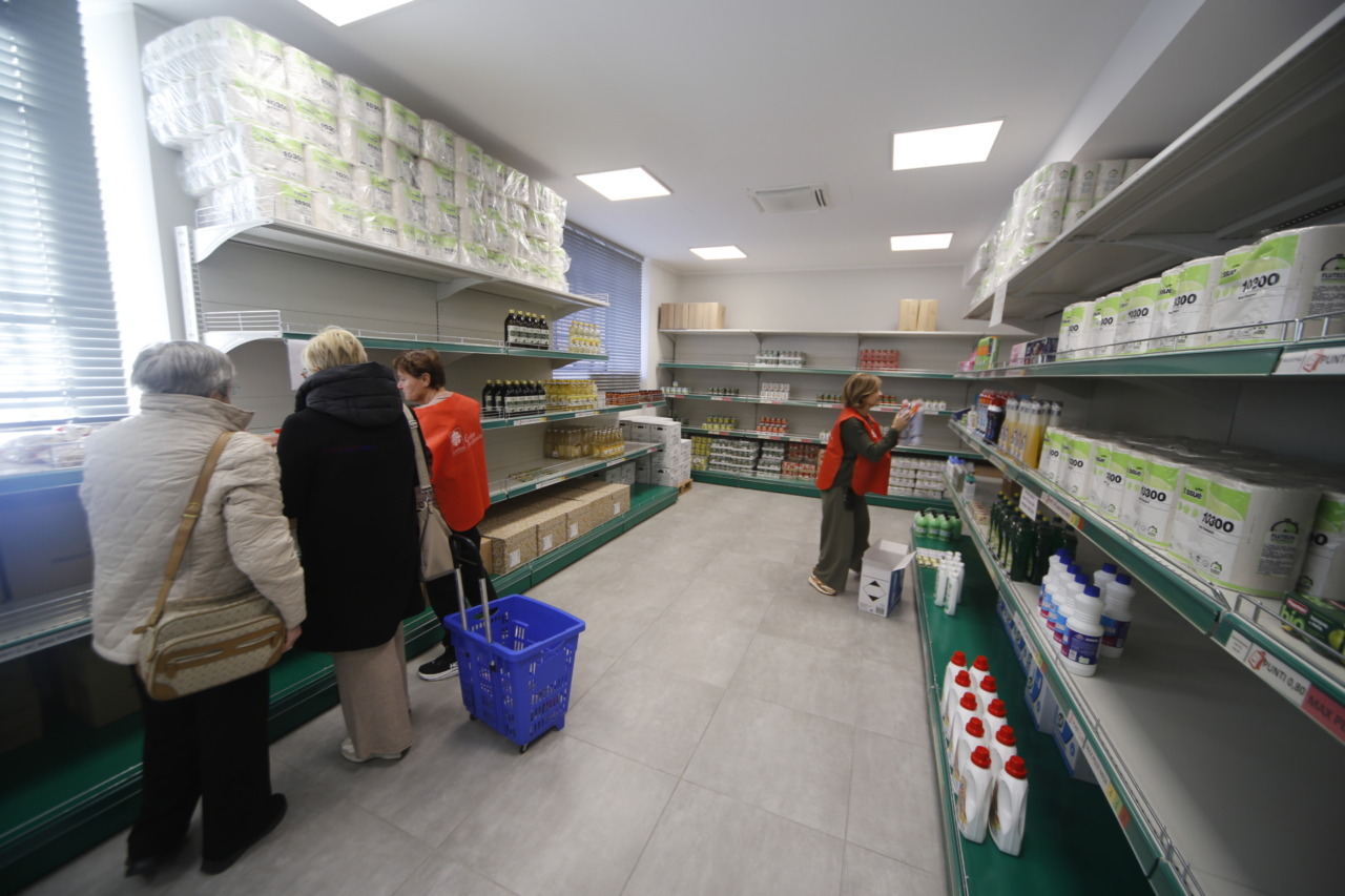 Lecco, l’emporio della Caritas supera le 10mila spese gratuite: aiutate oltre 700 persone