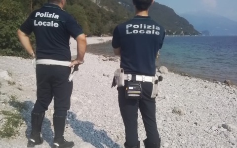 Tuffi dai pontili, campeggi e barbecue abusivi: oltre 100 “furbetti” beccati dalla Polizia