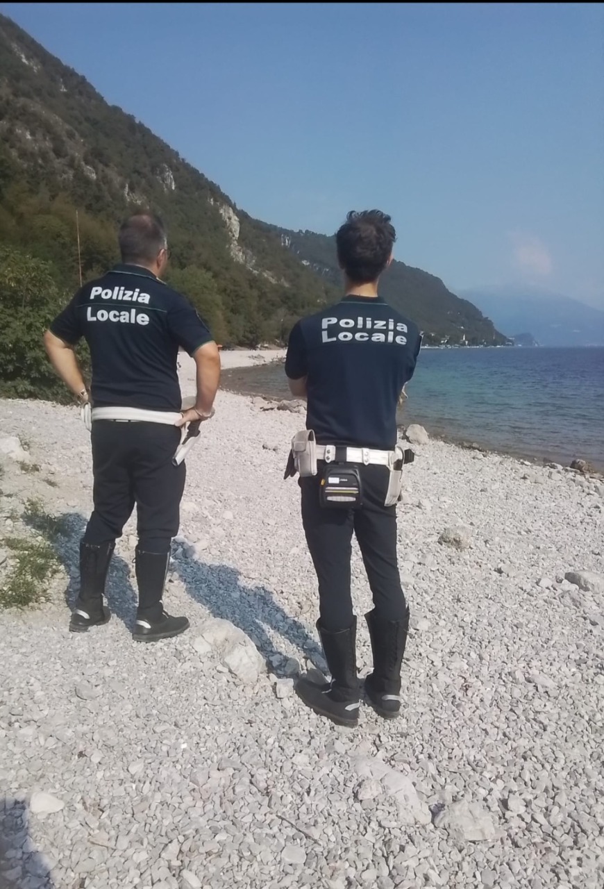 Tuffi dai pontili, campeggi e barbecue abusivi: oltre 100 “furbetti” beccati dalla Polizia