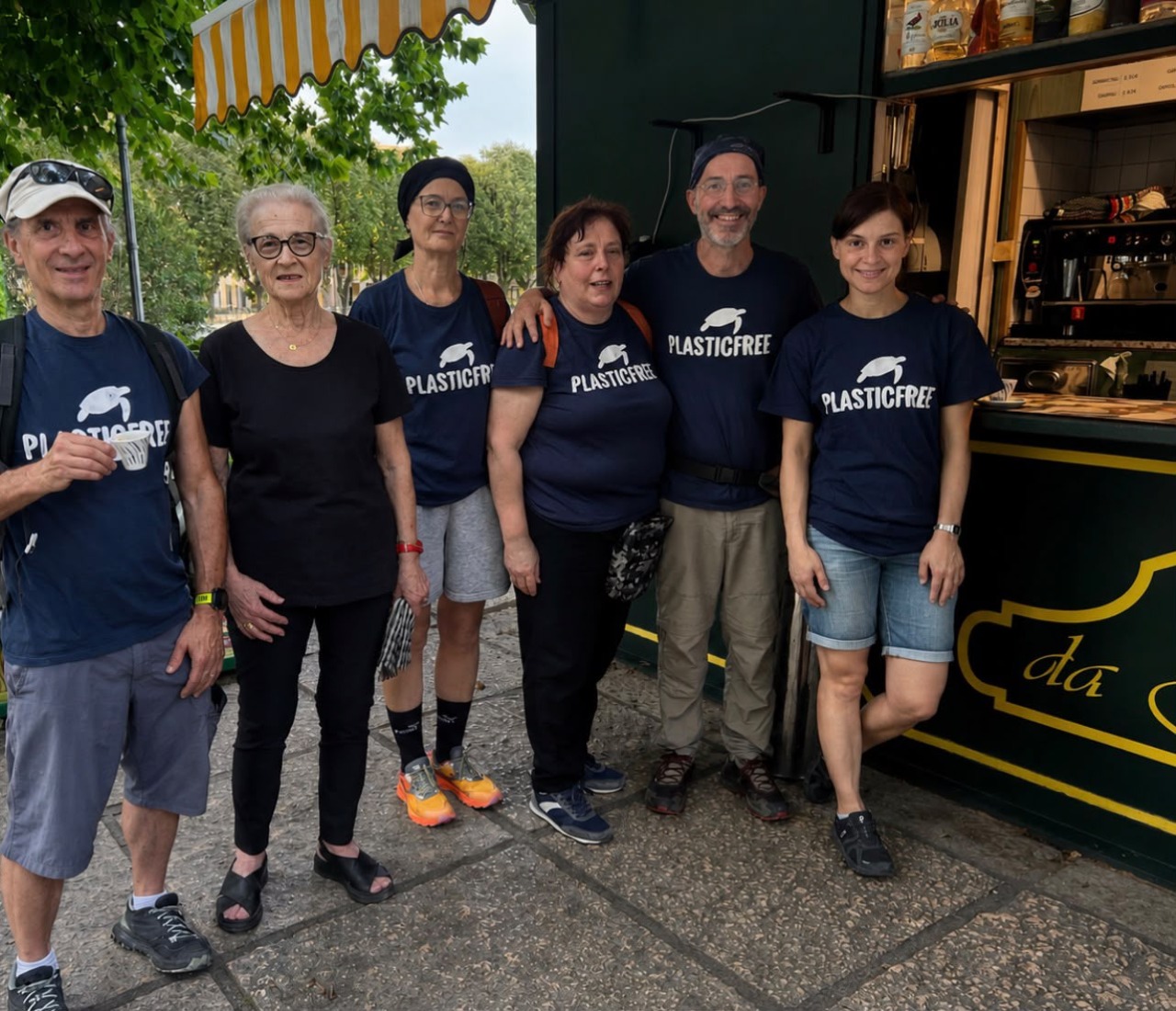 I volontari Plastic free raccolgono 30 chili di rifiuti dal lago