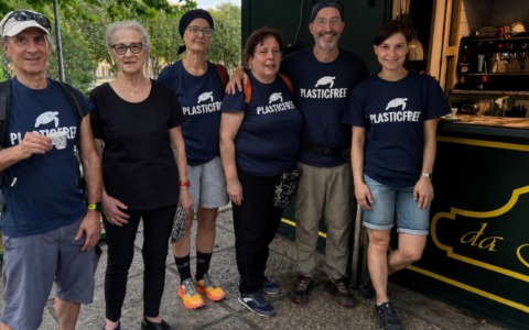 I volontari Plastic free raccolgono 30 chili di rifiuti dal lago