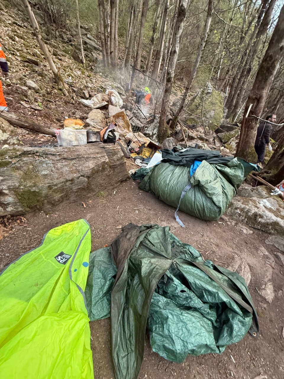 Colico, controlli ad alto impatto: smantellati bivacchi e sequestrate armi e droga