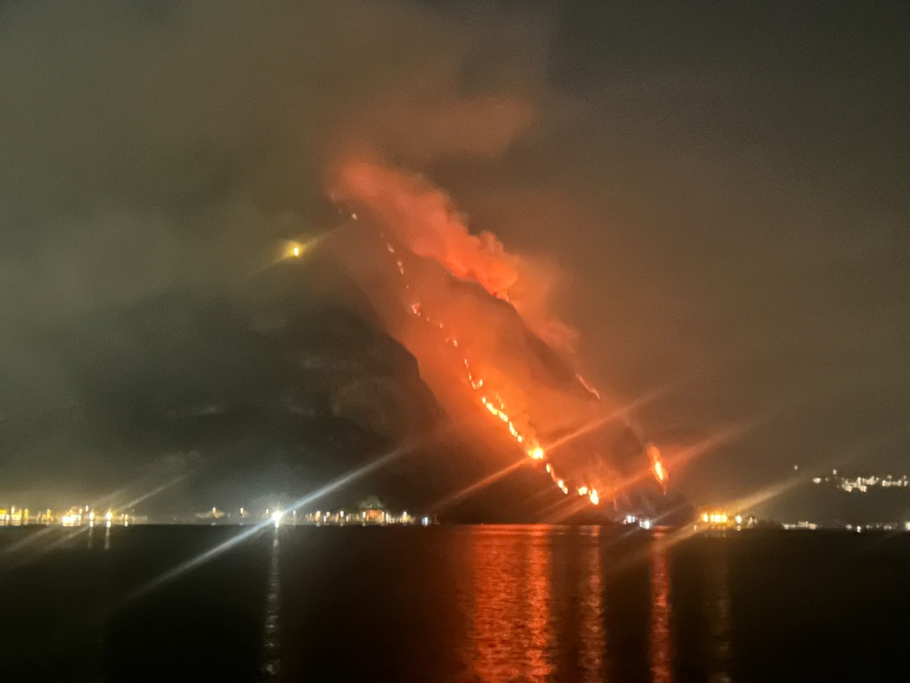 Incendio sul Moregallo, dopo 14 giorni l’emergenza è finita: il rogo è ufficialmente spento
