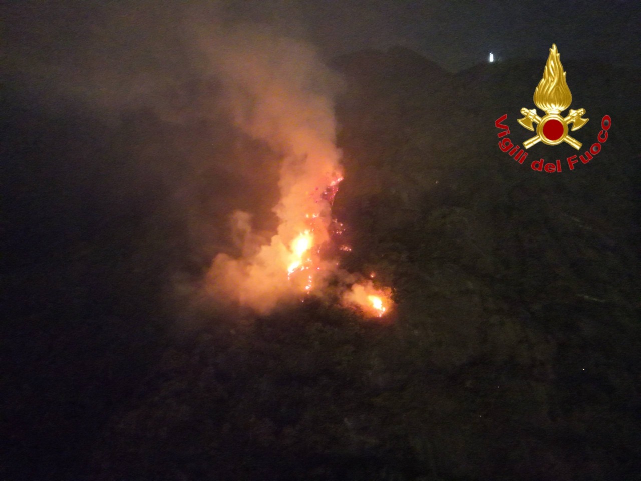 Brucia la Valchiavenna, vasto incendio a Grordona