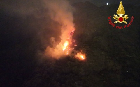 Brucia la Valchiavenna, vasto incendio a Grordona