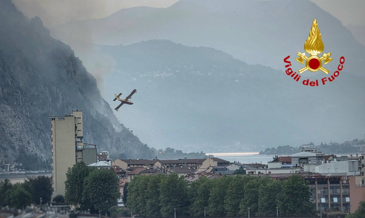 Fiamme sul Monte Moregallo: in volo canadair. Chiusa la Strada provinciale 583 FOTO E VIDEO