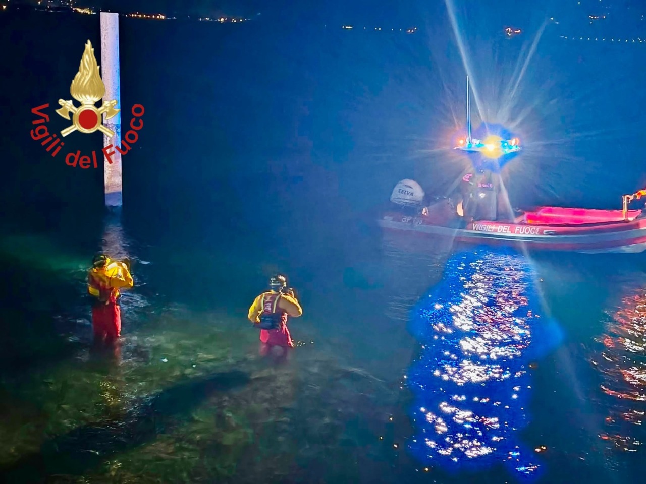 Lago di Como, 22enne si tuffa dal pontile e scompare: ritrovato senza vita all’alba