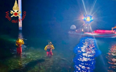 Lago di Como, 22enne si tuffa dal pontile e scompare: ritrovato senza vita all’alba