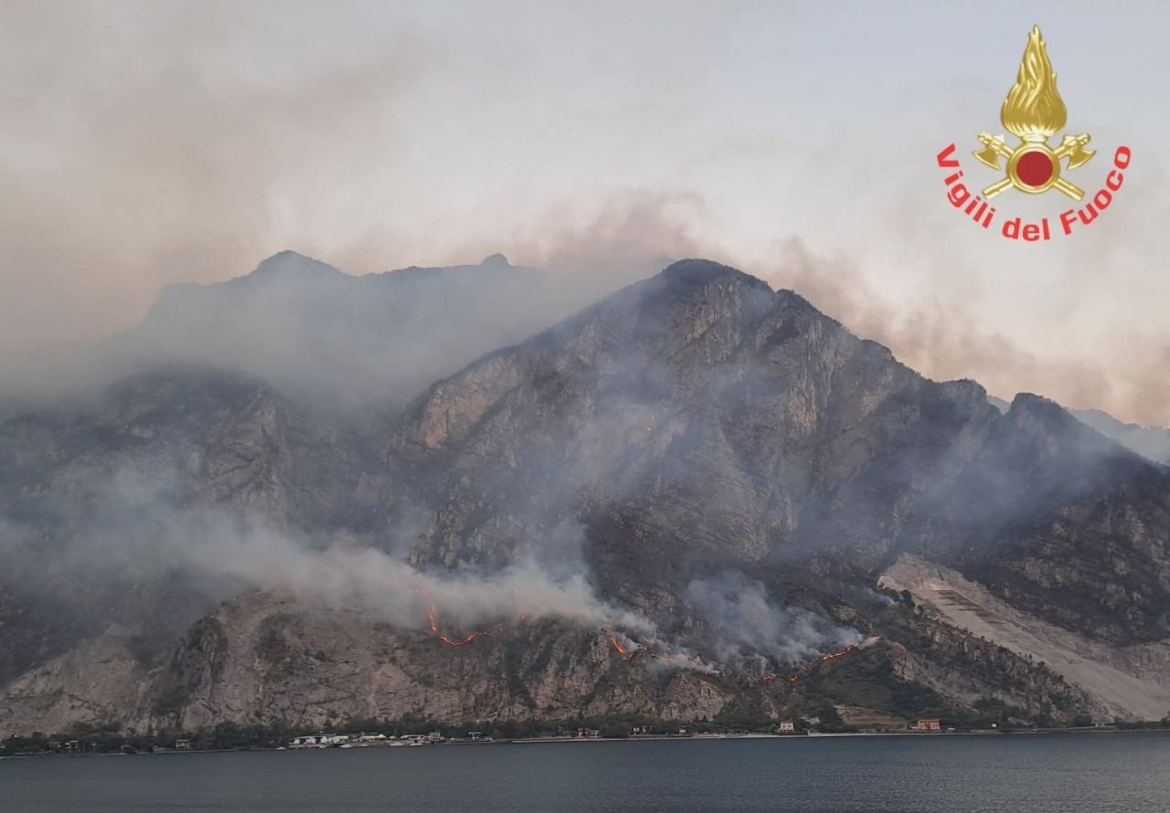 Incendio Moregallo, riprendono i voli di Canadair ed elicotteri: notte di presidio senza sosta dei Vigili del Fuoco