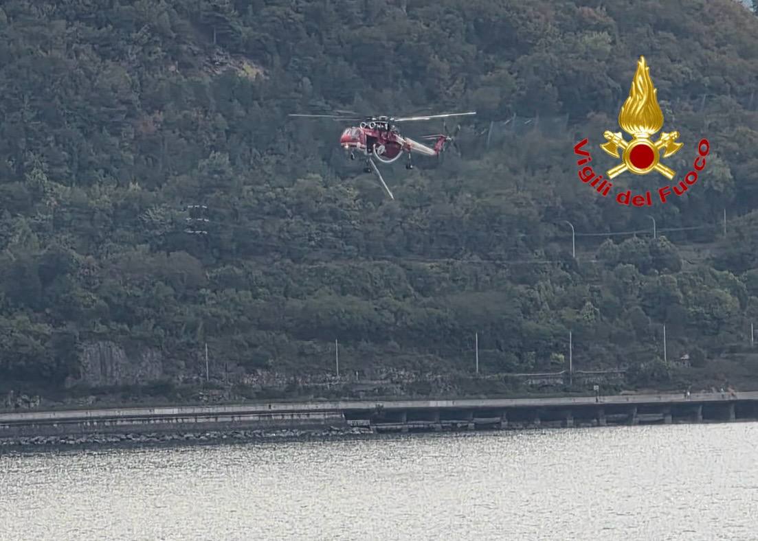 Incendio Moregallo, in azione l’elicottero Erickson S-64: sganci da 10mila litri d’acqua sul rogo